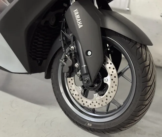 Yamaha XMAX 300 Tech MAX 2025 — Photo 12
